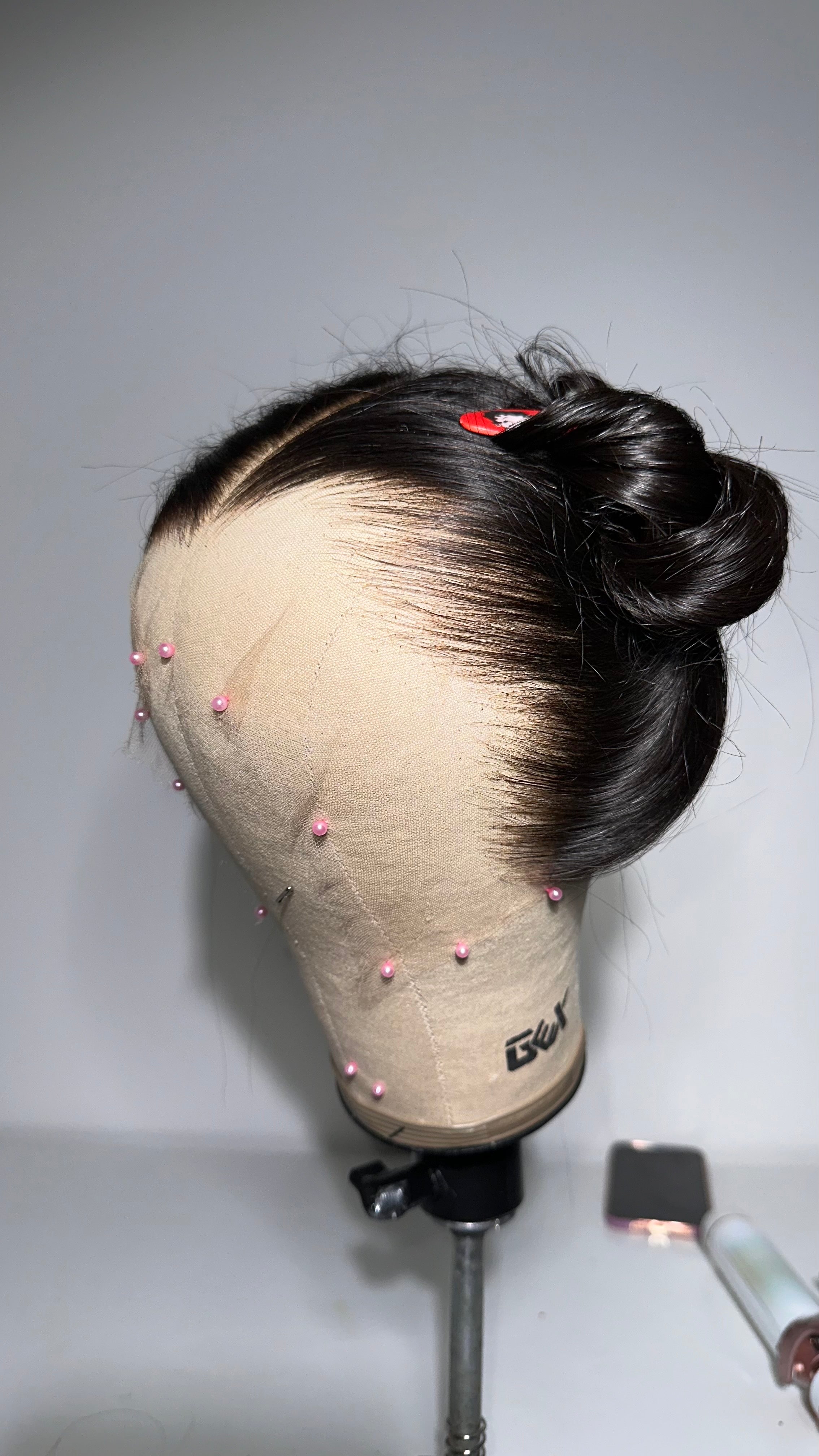 Widows peak hairline (dites Lagos hairline)